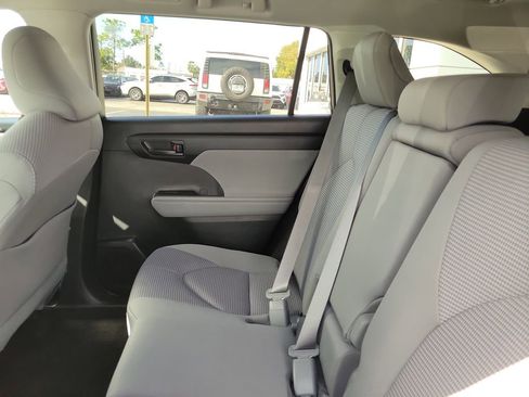 Used 2022 Toyota Highlander LE image 10