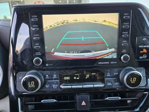 Certified 2020 Toyota Highlander XLE AWD/4WD image 14