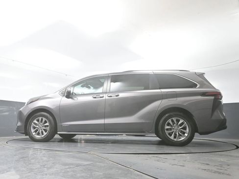Used 2021 Toyota Sienna XLE FWD image 52
