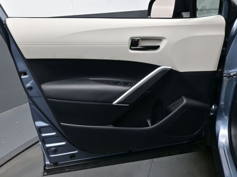 Used 2024 Toyota Corolla Cross L image 9