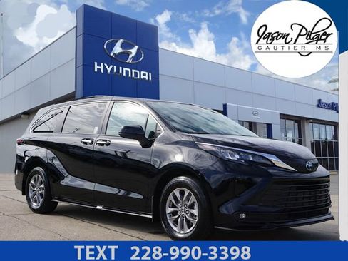 Used 2025 Toyota Sienna XLE FWD image 1