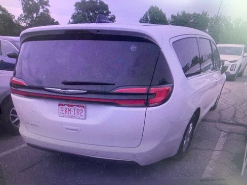 Used 2023 Chrysler Pacifica Touring-L FWD image 2
