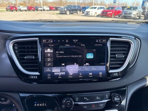 Used 2025 Chrysler Pacifica Select FWD image 34