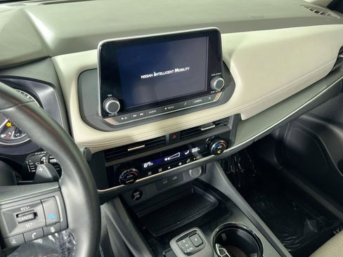 Used 2025 Nissan Rogue SV image 24