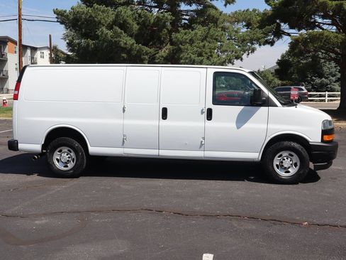 Used 2018 Chevrolet Express 2500 Extended RWD image 3