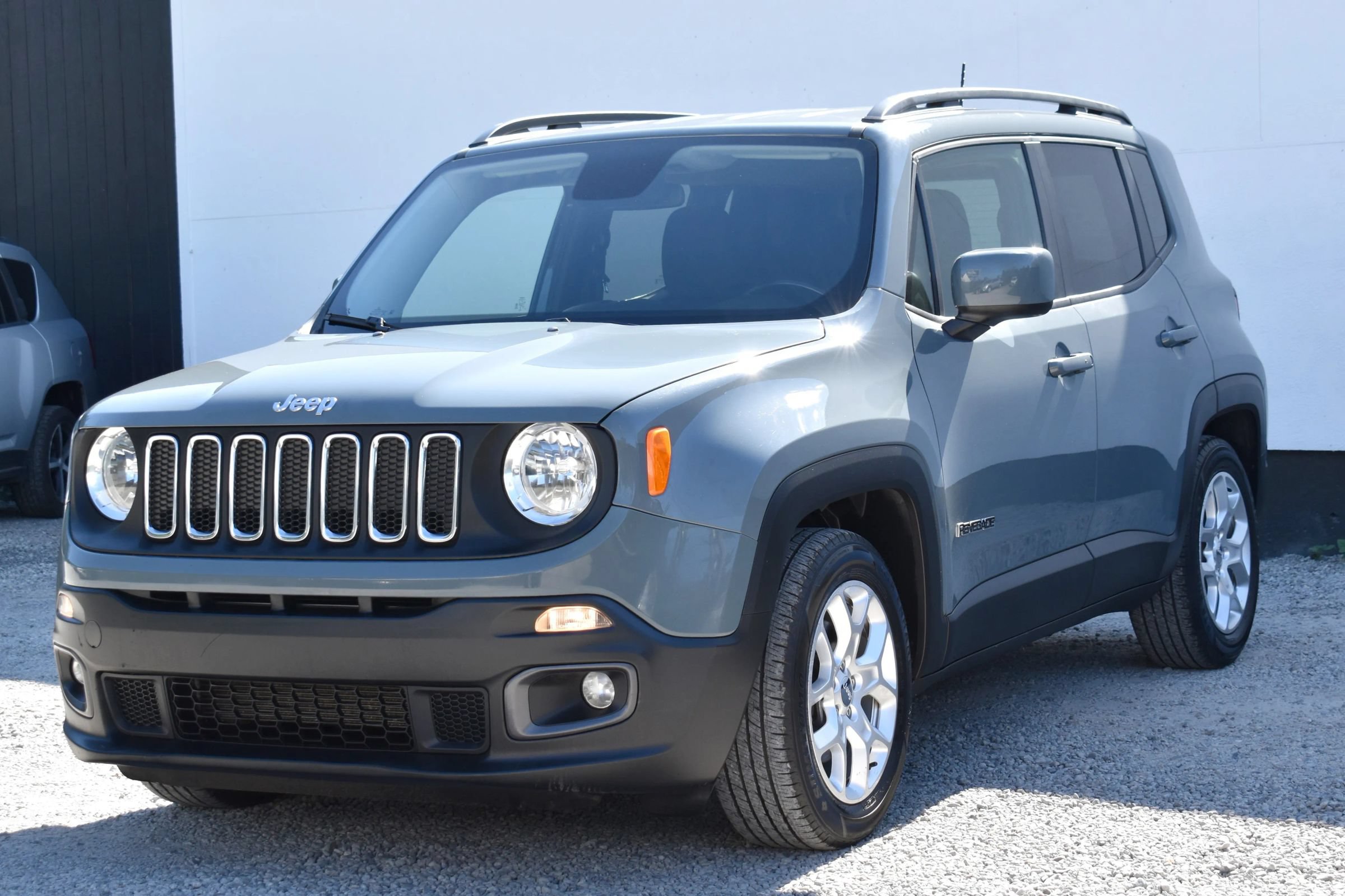 Used 2017 Jeep Renegade Latitude FWD image 3