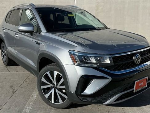 Certified 2024 Volkswagen Taos SE image 1