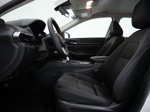 Used 2025 Nissan Altima 2.5 SV FWD image 12