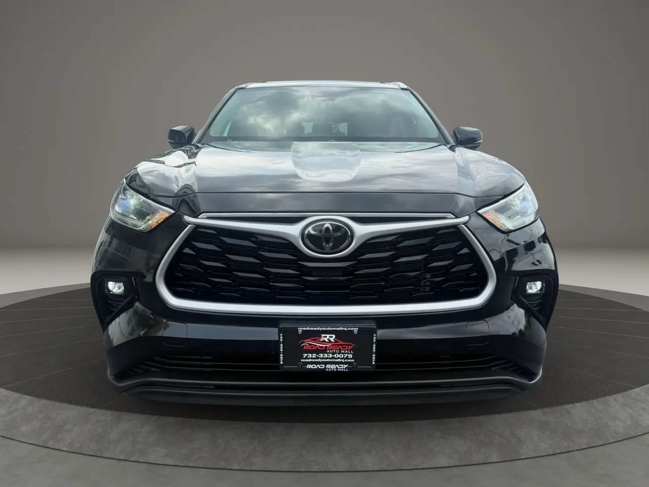 Used 2021 Toyota Highlander XLE AWD/4WD image 3