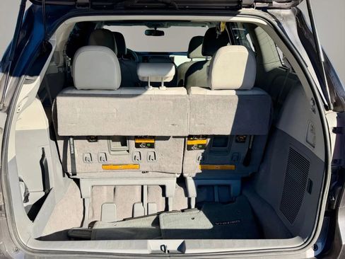 Used 2011 Toyota Sienna XLE w/ XLE Navigation Pkg image 8