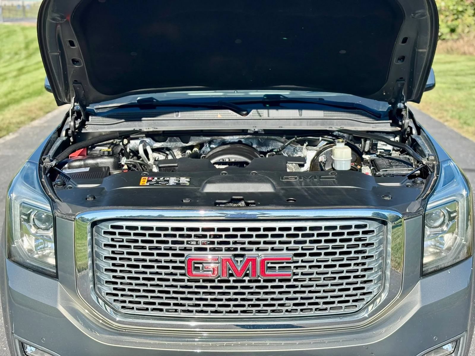 Used 2017 GMC Yukon Denali w/ Open Road Package AWD/4WD image 12