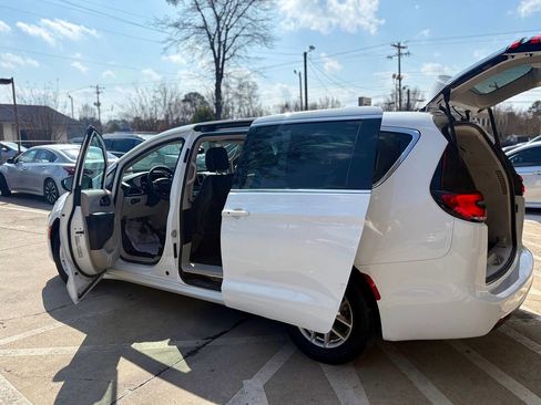 Used 2024 Chrysler Pacifica Touring-L image 14
