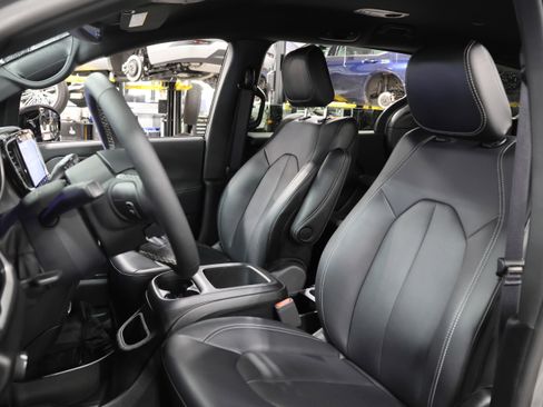 Used 2025 Chrysler Pacifica Select image 32