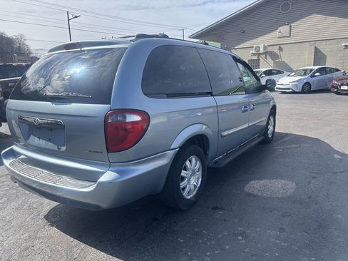 Used 2006 Chrysler Town & Country Touring image 9