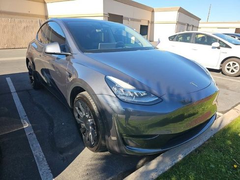 Used 2022 Tesla Model Y Long Range image 3