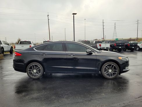 Used 2017 Ford Fusion SE w/ Fusion SE Technology Package image 2