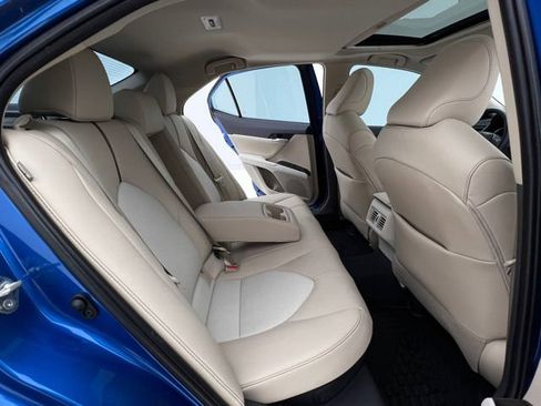 Used 2020 Toyota Camry XLE w/ Sunroof Package FWD image 16