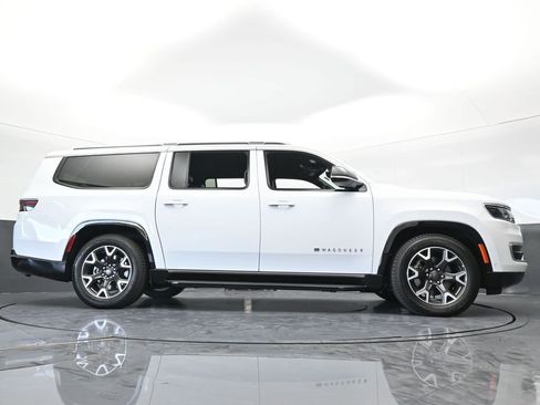 Used 2023 Jeep Wagoneer L Series III w/ Preferred Equipment Group image 22