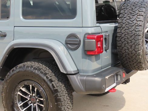 Used 2025 Jeep Wrangler Unlimited Rubicon AWD/4WD image 15
