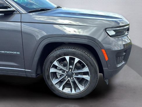 Used 2023 Jeep Grand Cherokee Overland w/ Luxury Tech Group IV AWD/4WD image 28