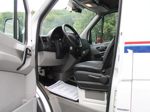 Used 2016 Mercedes-Benz Sprinter 2500 image 22