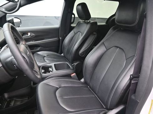 Used 2025 Chrysler Pacifica Select FWD image 33