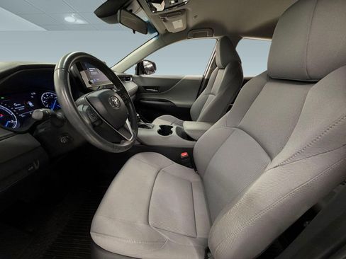 Used 2023 Toyota Venza LE image 4