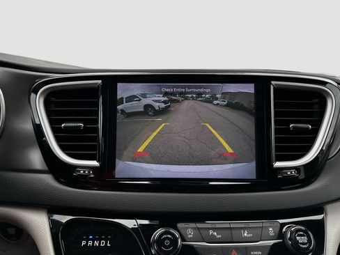 Used 2024 Chrysler Pacifica Touring-L FWD image 15