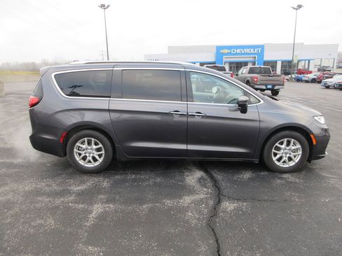 Used 2021 Chrysler Pacifica Touring-L image 6