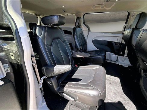 Used 2023 Chrysler Pacifica Touring-L image 25