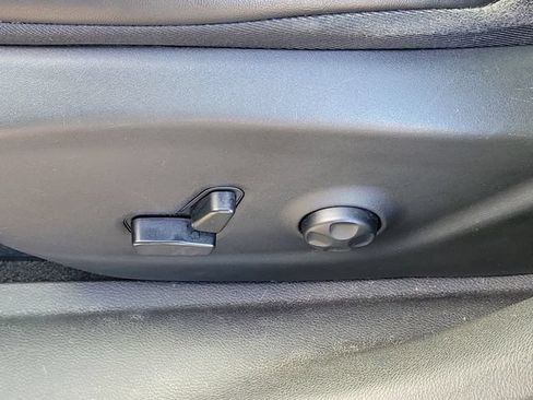 Used 2019 Jeep Cherokee Latitude Plus AWD/4WD image 7