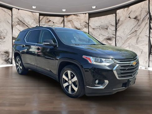 Used 2020 Chevrolet Traverse LT w/ LT Premium Package image 3