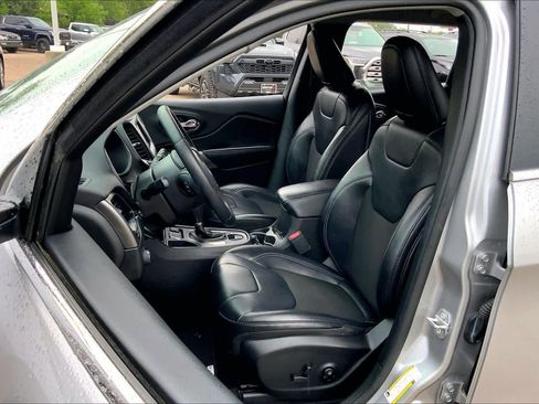 Used 2019 Jeep Cherokee Latitude Plus FWD image 8