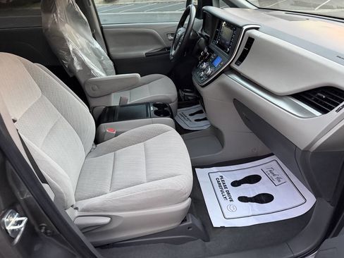 Used 2020 Toyota Sienna LE image 36