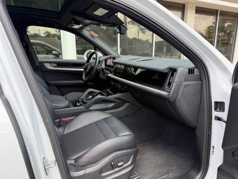 Used 2024 Porsche Cayenne AWD/4WD image 13