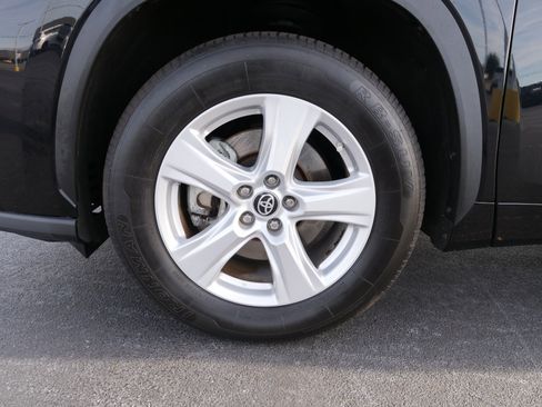 Used 2023 Toyota Highlander FWD image 13