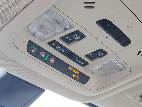 Used 2021 GMC Acadia Denali w/ Denali Technology Package image 23