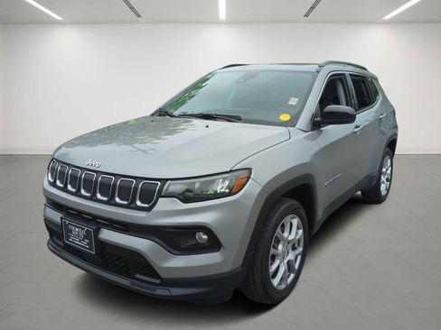 Used 2022 Jeep Compass Latitude w/ Sun and Sound Group AWD/4WD image 2