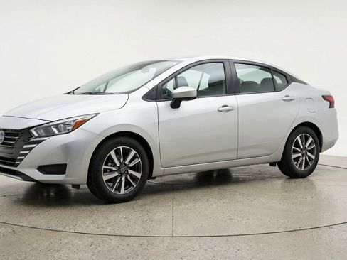 Used 2025 Nissan Versa SV image 3