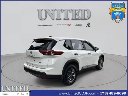 Used 2024 Nissan Rogue S image 2