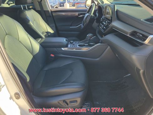 Used 2023 Toyota Highlander Limited image 17