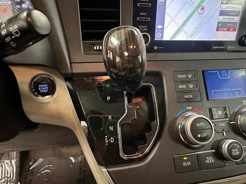 Used 2018 Toyota Sienna XLE w/ XLE Navigation Package image 31
