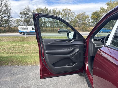 New 2025 Jeep Grand Cherokee Altitude image 15