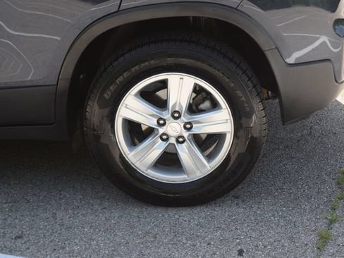 Used 2019 Chevrolet Trax LT w/ Sun & Sound Package AWD/4WD image 27