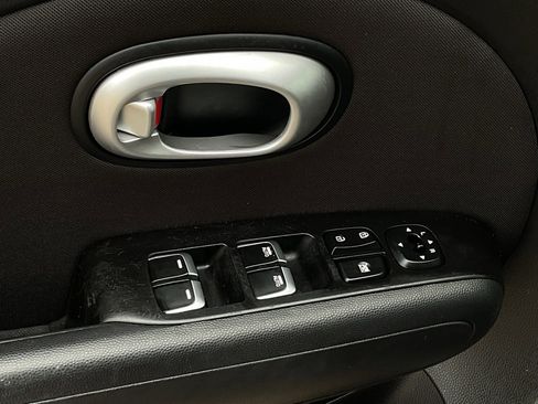 Used 2017 Kia Soul + image 13