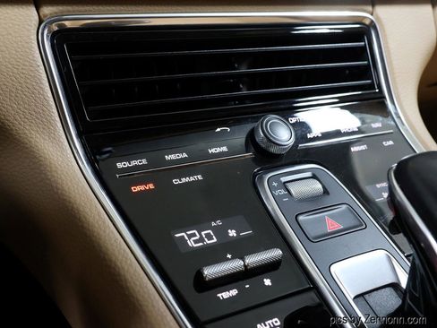 Used 2017 Porsche Panamera image 24