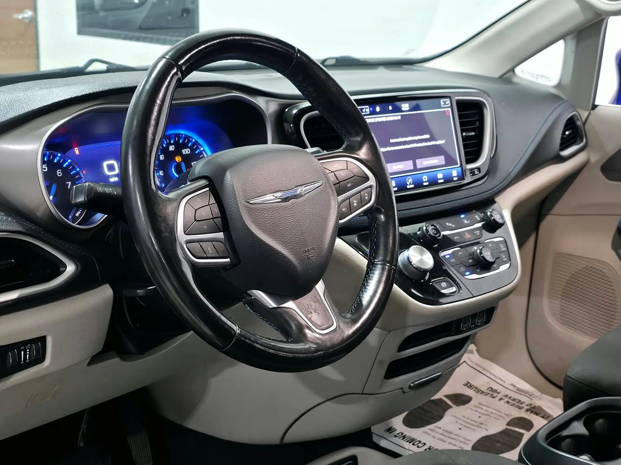 Used 2021 Chrysler Pacifica Touring w/ Cold Weather Group FWD image 10