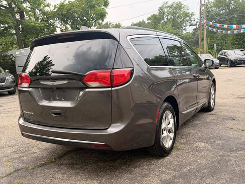 Used 2017 Chrysler Pacifica Touring-L w/ Tire & Wheel Group FWD image 7