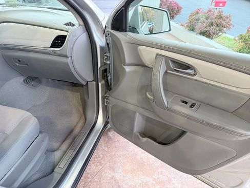 Used 2017 Chevrolet Traverse LT image 16