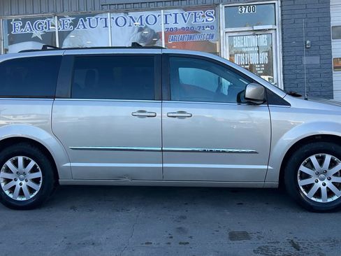 Used 2016 Chrysler Town & Country Touring image 2